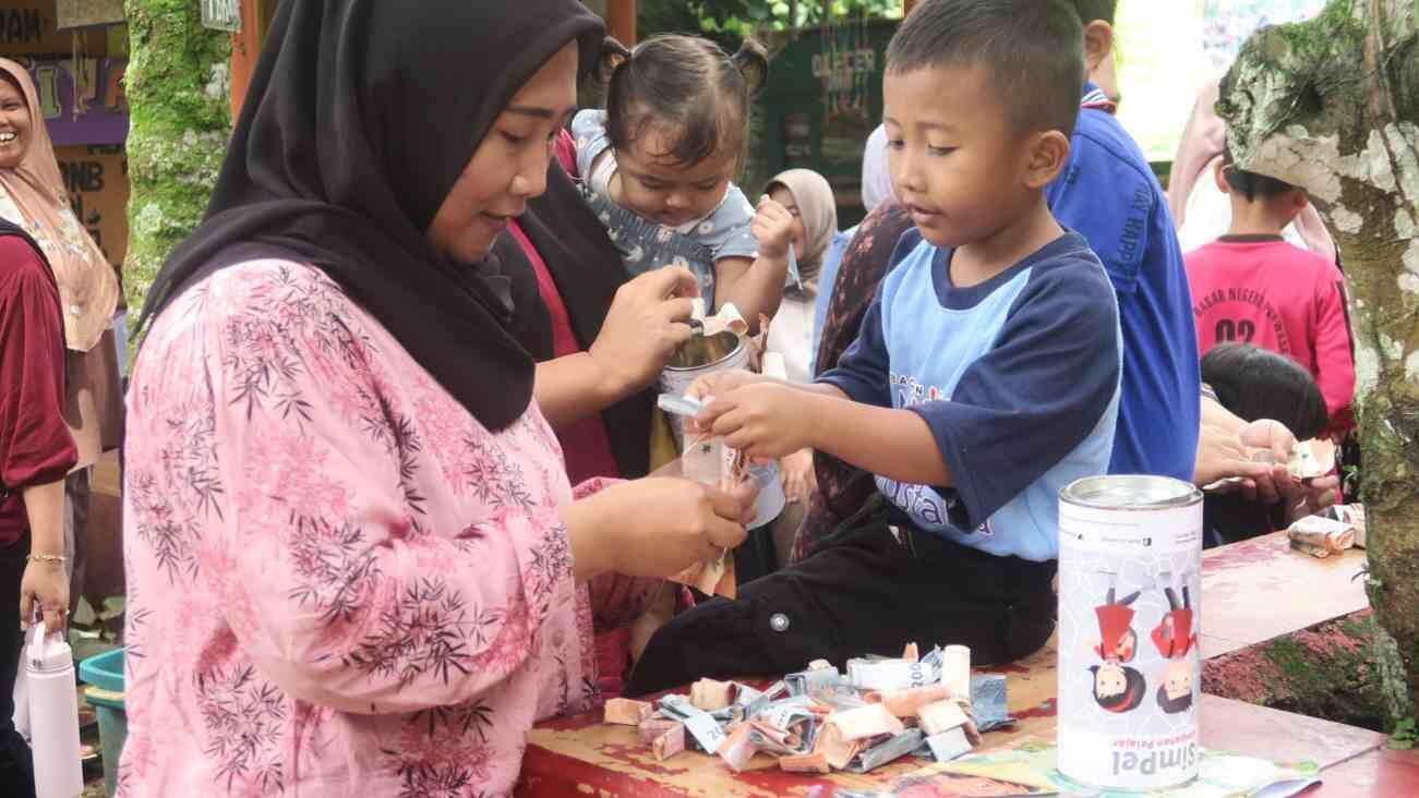 Keren Banget, Taman Bacaan Bikin Hari Buka Celengan. Tabungan Capai Rp. 14,1 Juta