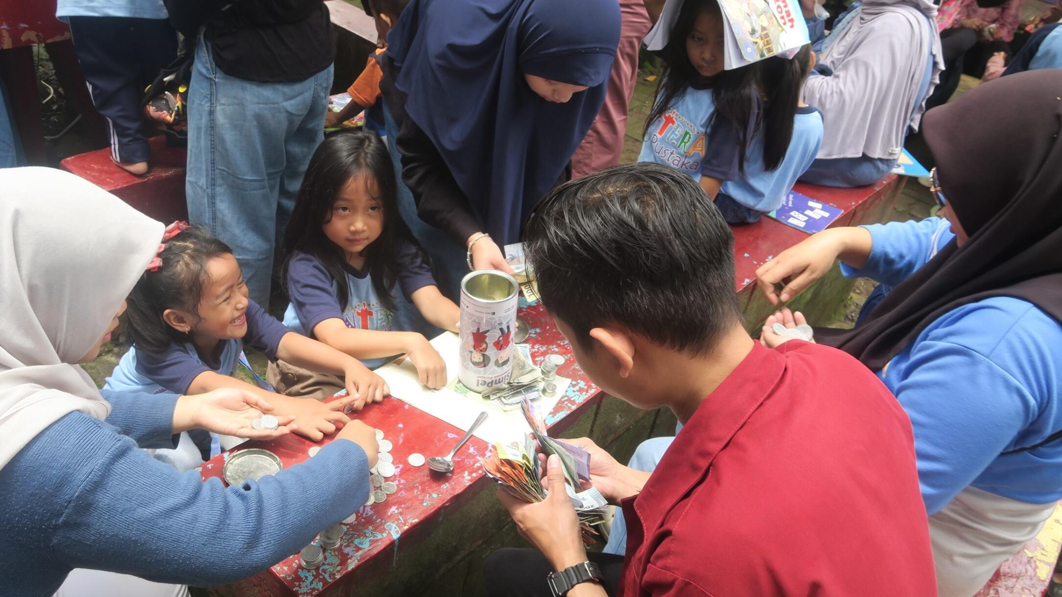 Keren Banget, Taman Bacaan Bikin Hari Buka Celengan. Tabungan Capai Rp. 14,1 Juta