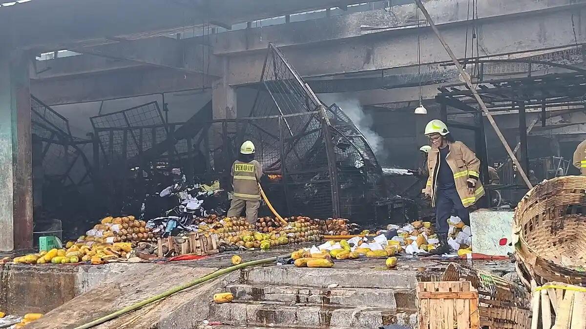 Pasar Induk Kramat Jati Terbakar, 16 Unit Damkar Dikerahkan Untuk Padamkan Api