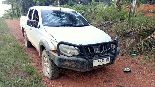 Bawa Senjata, 15 WN China Rusak Kendaraan-Serang TNI di Ketapang