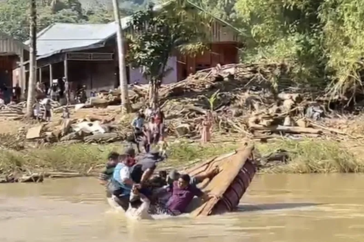 Rakit Wagub Aceh Terbalik Saat Seberangi Sungai di Aceh Tengah, Tidak Ada Korban Jiwa