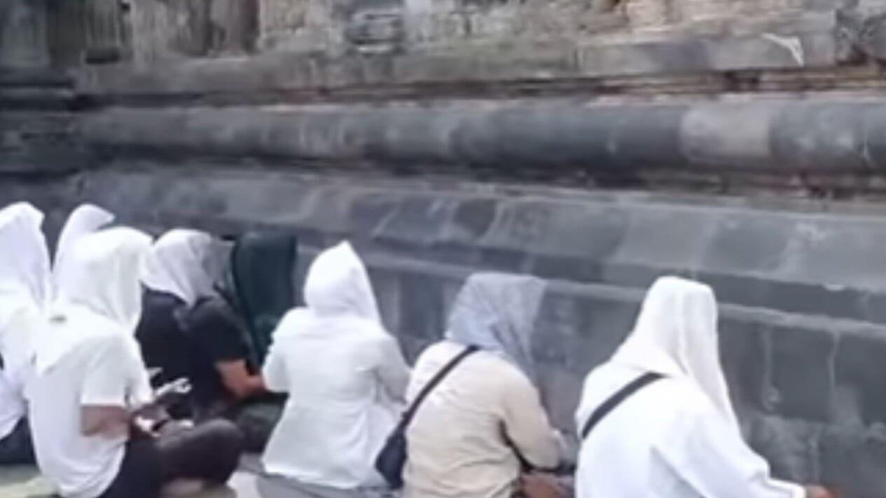 Viral! Kelompok Orang Bersorban Putih Dzikir di Candi Prambanan