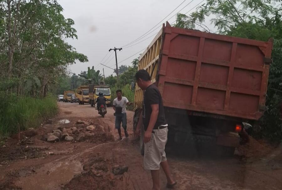 Kondisi Jalan Sekayu&ndash;Keluang di Desa Muara Teladan Rusak Parah
