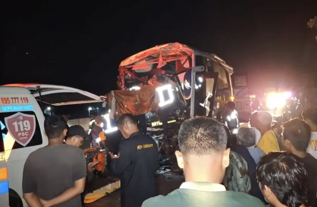 Bus Mila Tabrak Truk Tronton di Tol Magetan, 23 Penumpang Luka-Luka