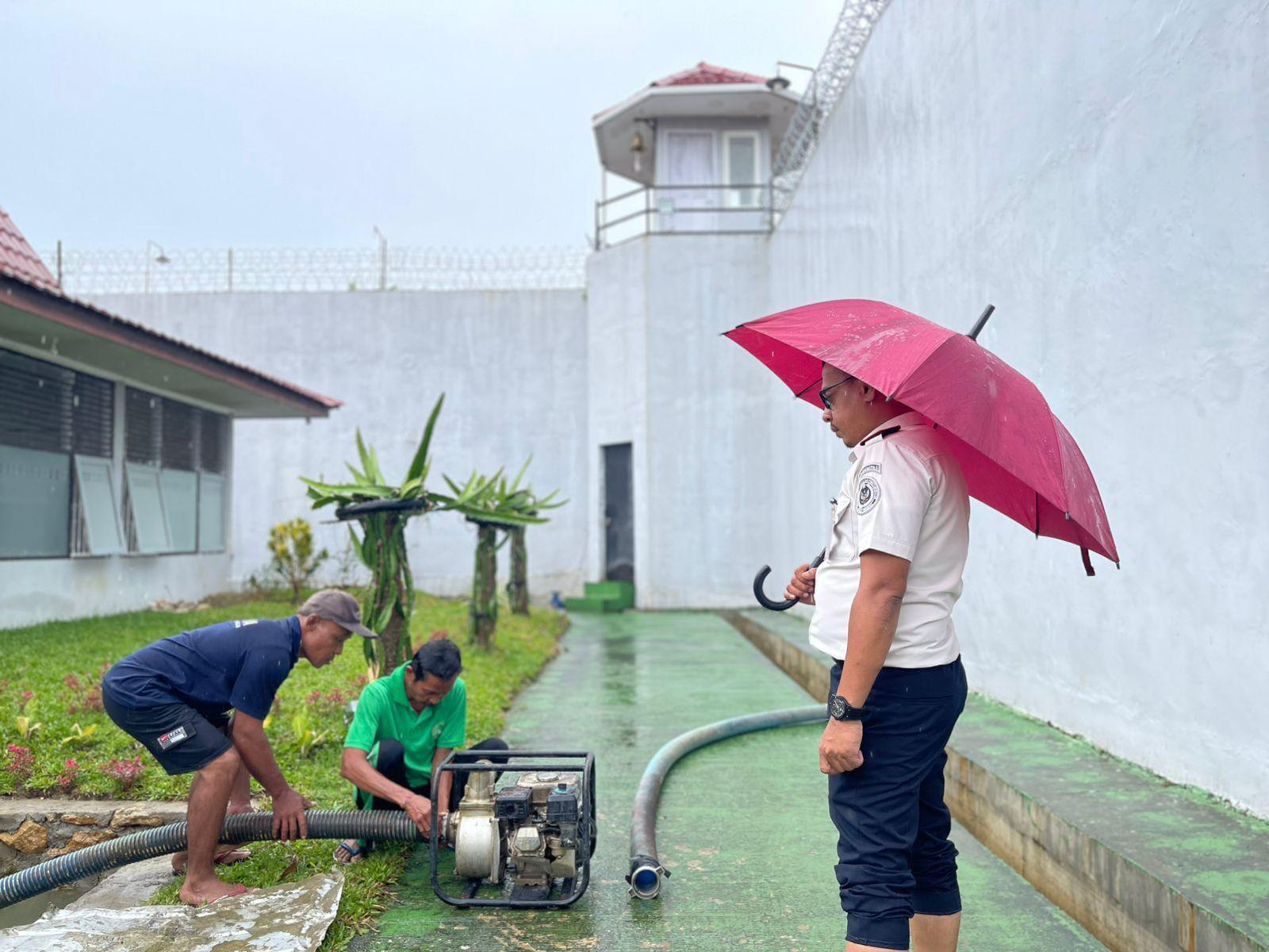 Karutan Mamuju Turun Langsung Pantau Pencegahan Banjir