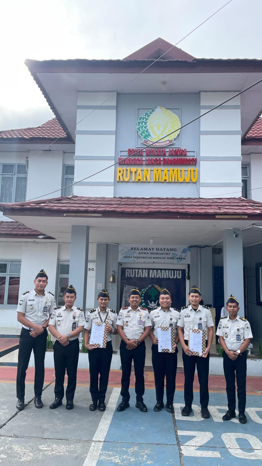 Karutan Mamuju Pimpin Kenaikan Pangkat Tiga Petugas Rutan, Ini Harapan Karutan