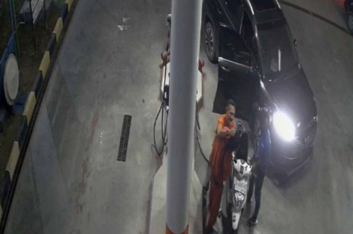 Terekam CCTV, Dugaan Oknum Pegawai Kecamatan Aniaya Operator SPBU di Tuban