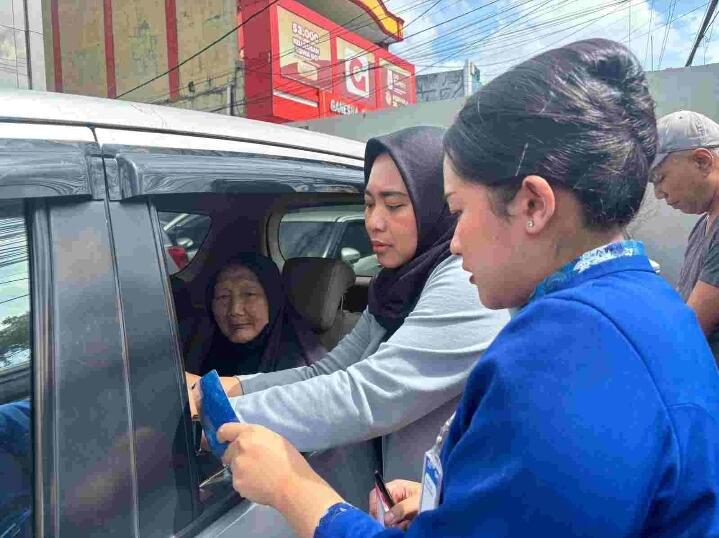 Tak Perlu Turun Kendaraan, Pensiunan Dilayani Langsung oleh Teller BRI KC Cimanggis