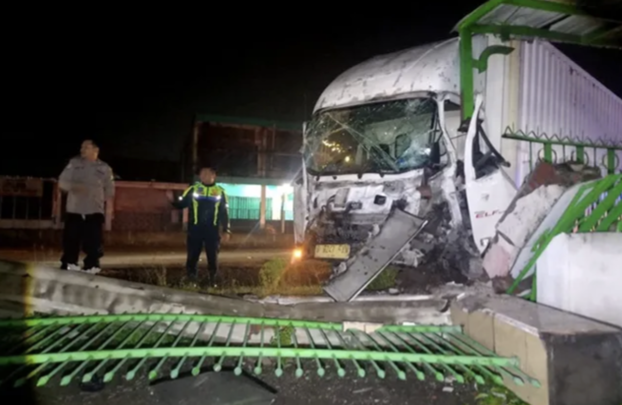 Pemilik Rumah Tertimpa Pagar Roboh Setelah Kecelakaan Truk Elpiji di Jombang