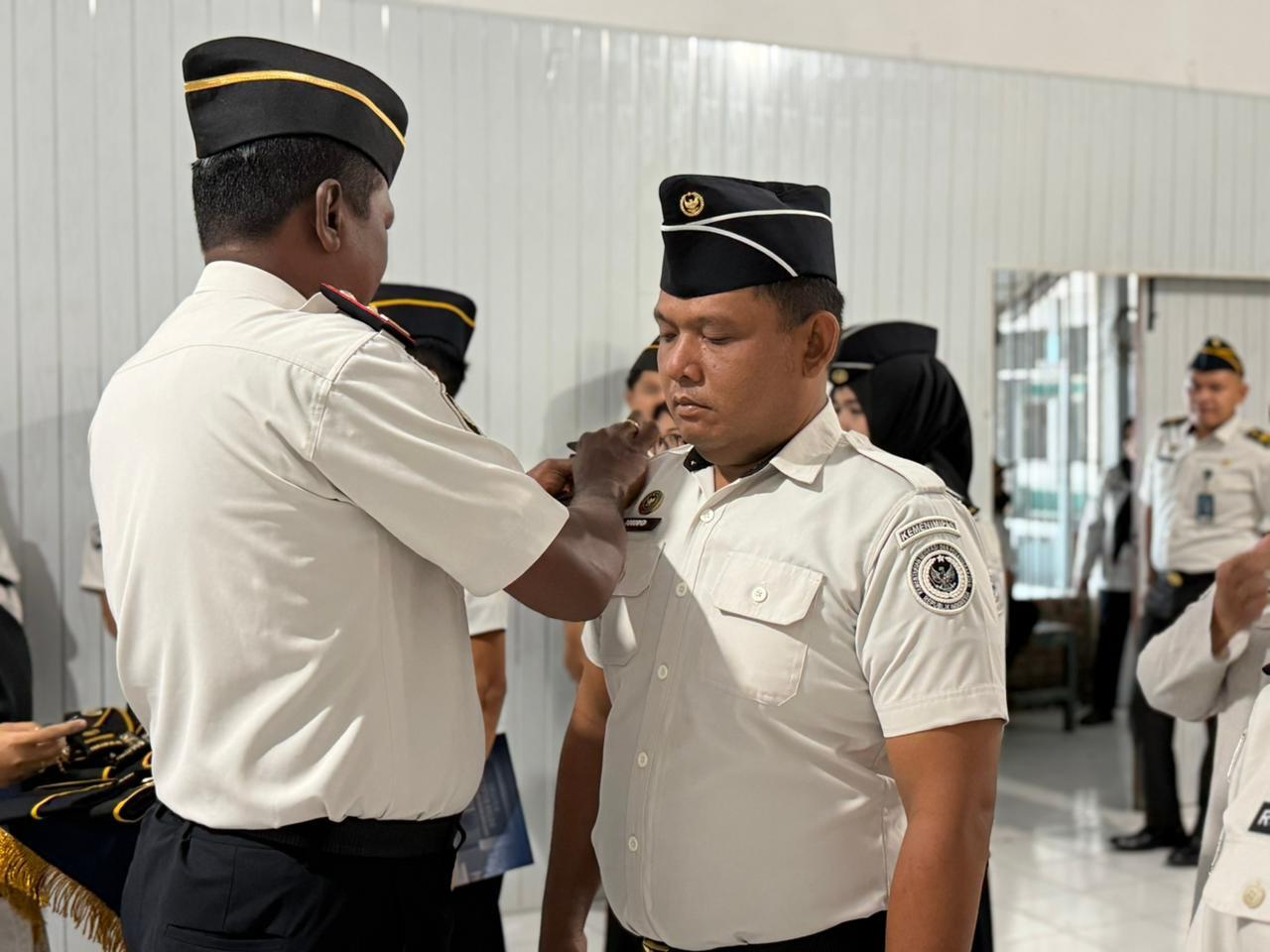 Rutan Majene Gelar Upacara Penyematan Tanda Pangkat