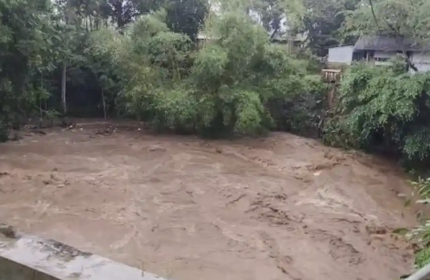 Bondowoso Diguyur Hujan Deras, Warga Situbondo Waspada Banjir