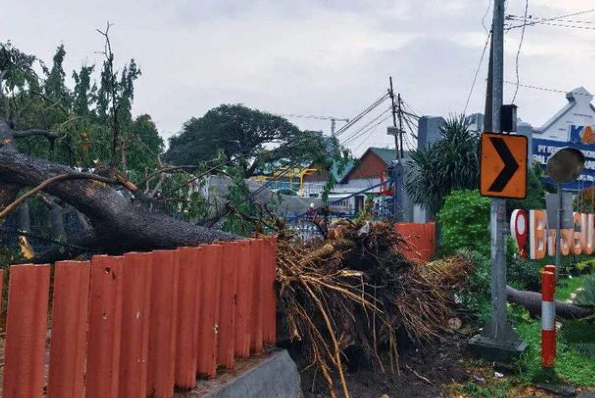 Hujan Angin Landa Surabaya, 1 Pekerja Terikat Tali Lift lalu Meninggal