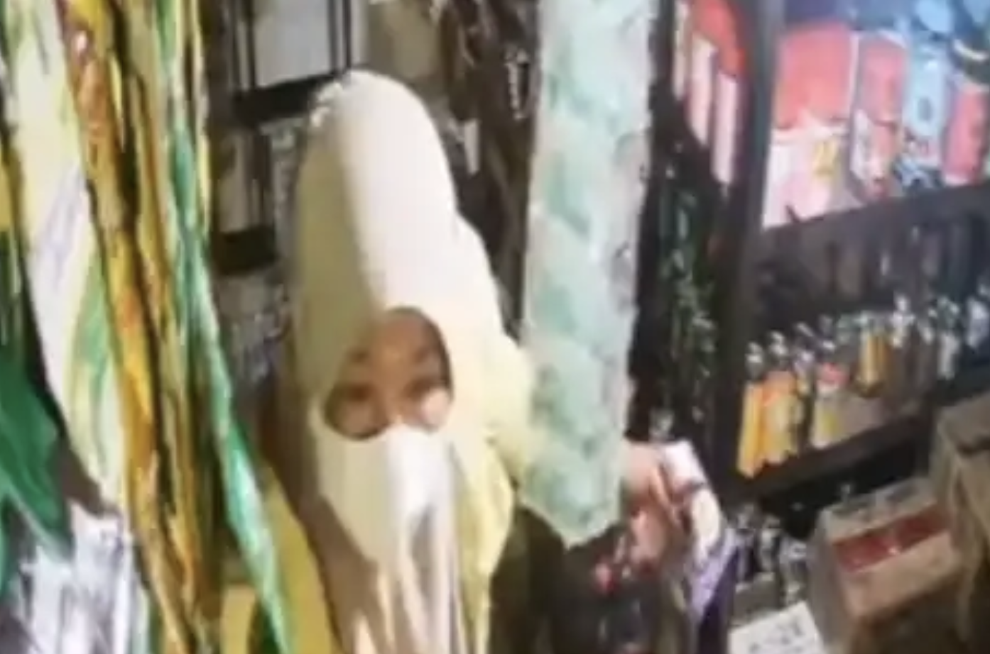 Pura-pura Beli Snack, Wanita Bermasker Gasak Uang Rp15 Juta di Toko Pasar Pandaan