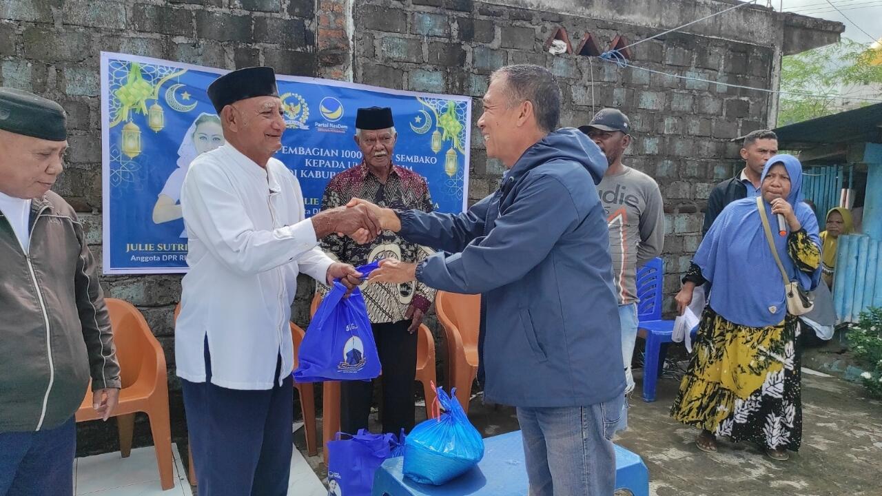 Wujud Kepedulian di Bulan Suci, Julie Sutrisno Salurkan 1.000 Paket Sembako di Flotim