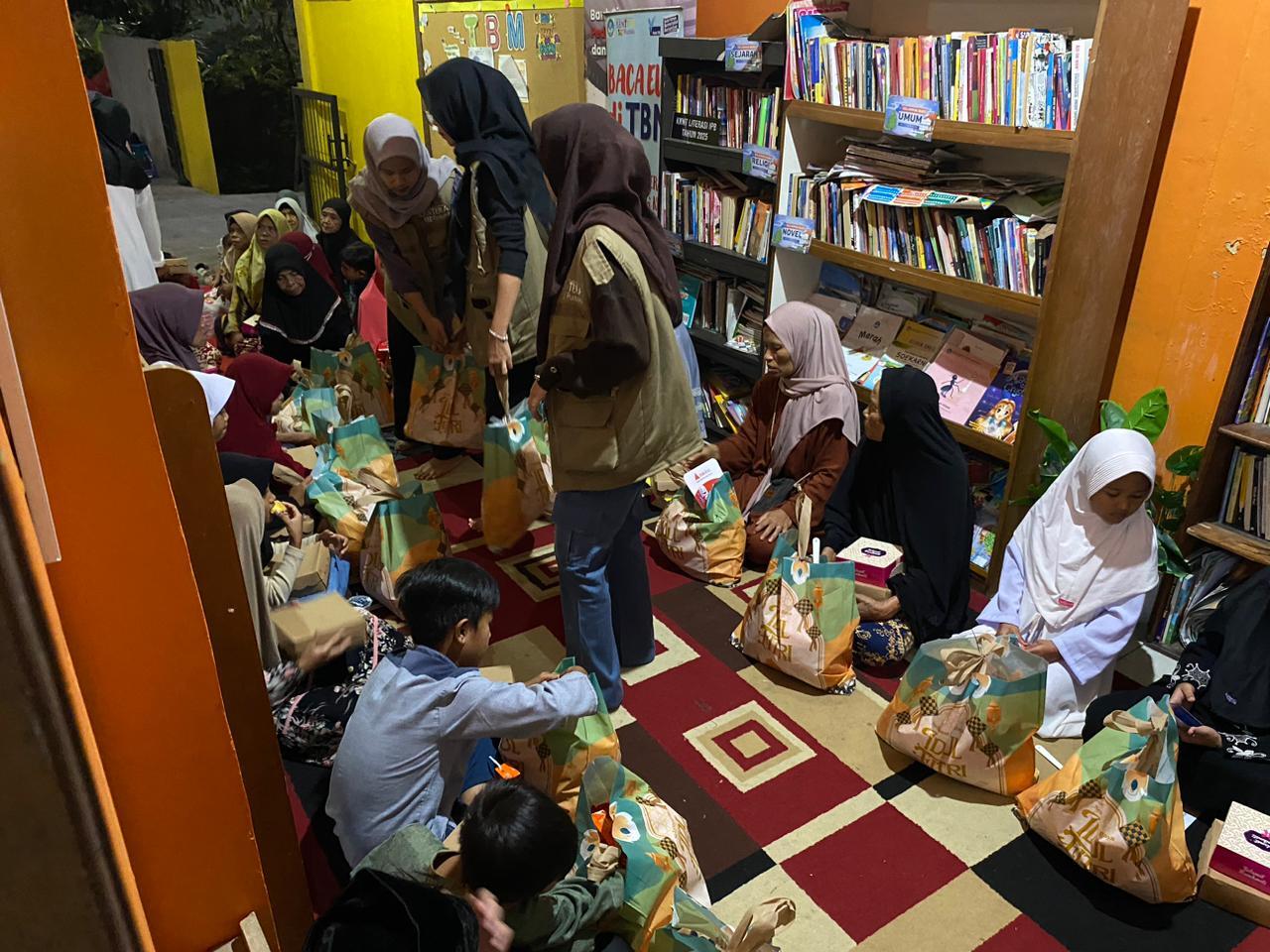 Argon Peduli Buka Puasa Bersama Anak Yatim dan Jompo di TBM Lentera Pustaka