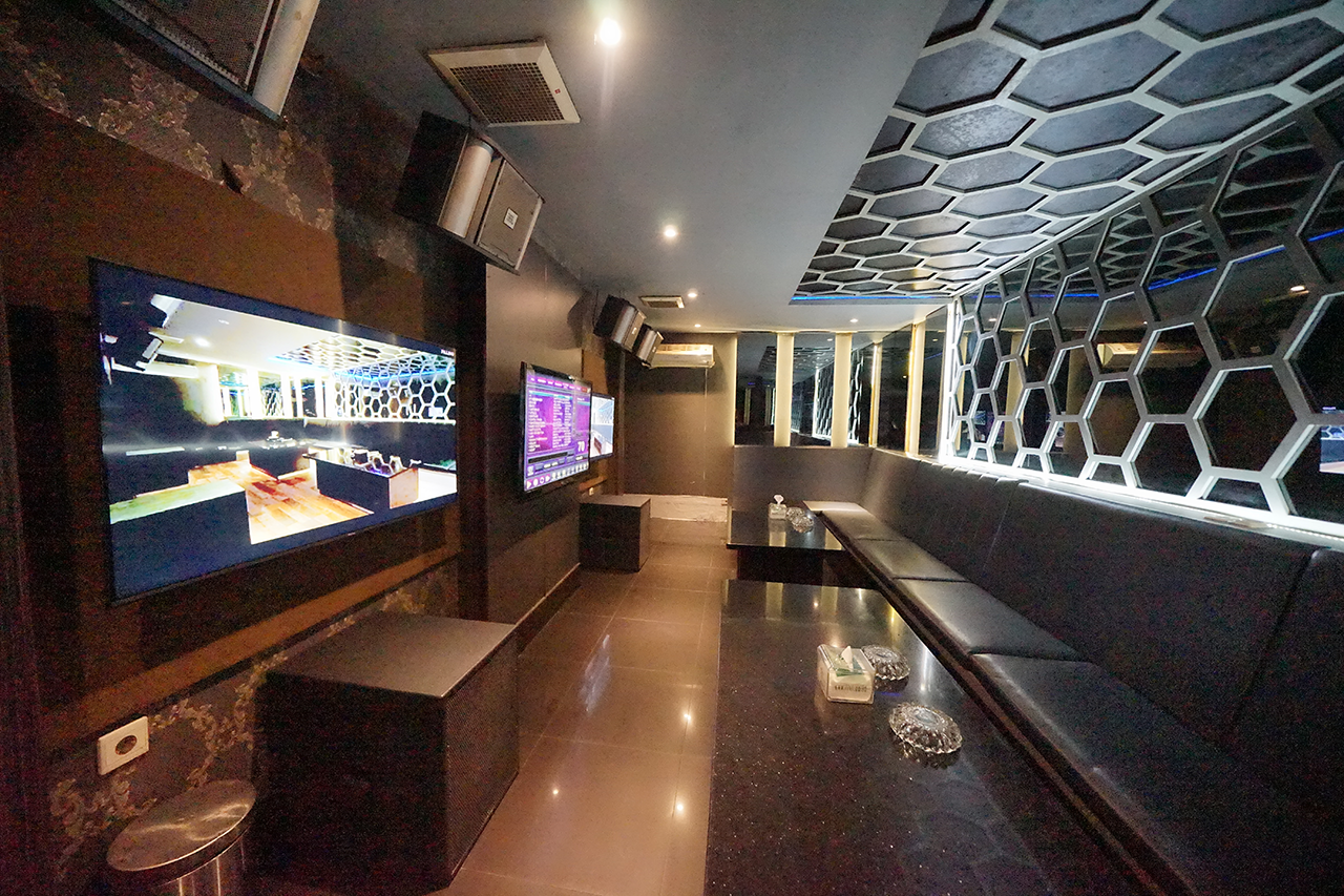 REVOO KARAOKE PONDOK INDAH-JAKSEL