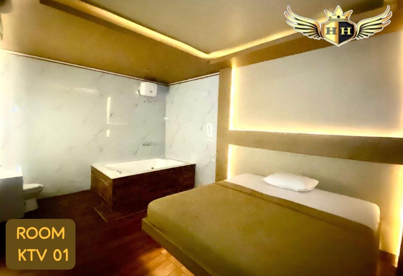 NEW HOLLYWOOD HOTEL LOUNGE &amp; BAR