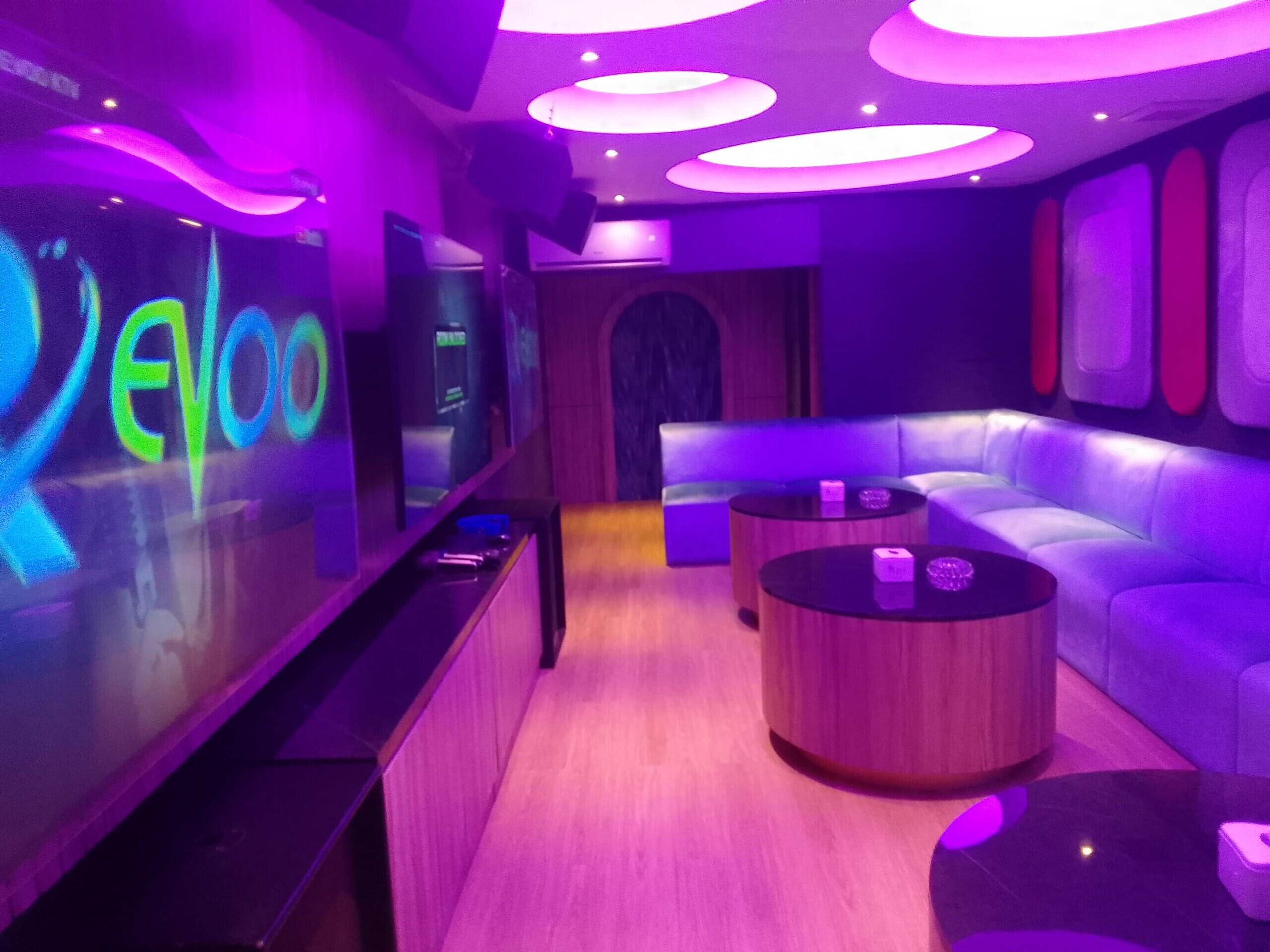 REVOO KARAOKE PONDOK INDAH-JAKSEL