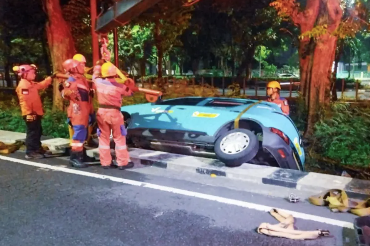 Diduga Sopir Ngantuk, Taksi Listrik Asal Vietnam Masuk Selokan A Yani Surabaya