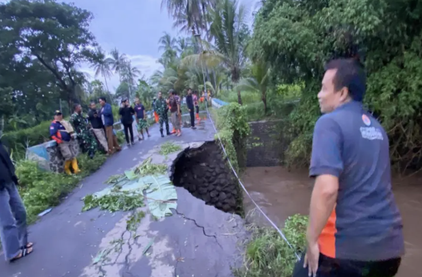 Tiga Jembatan Putus Dihantam Banjir, Tiga Desa di Prajekan Bondowoso Terisolir