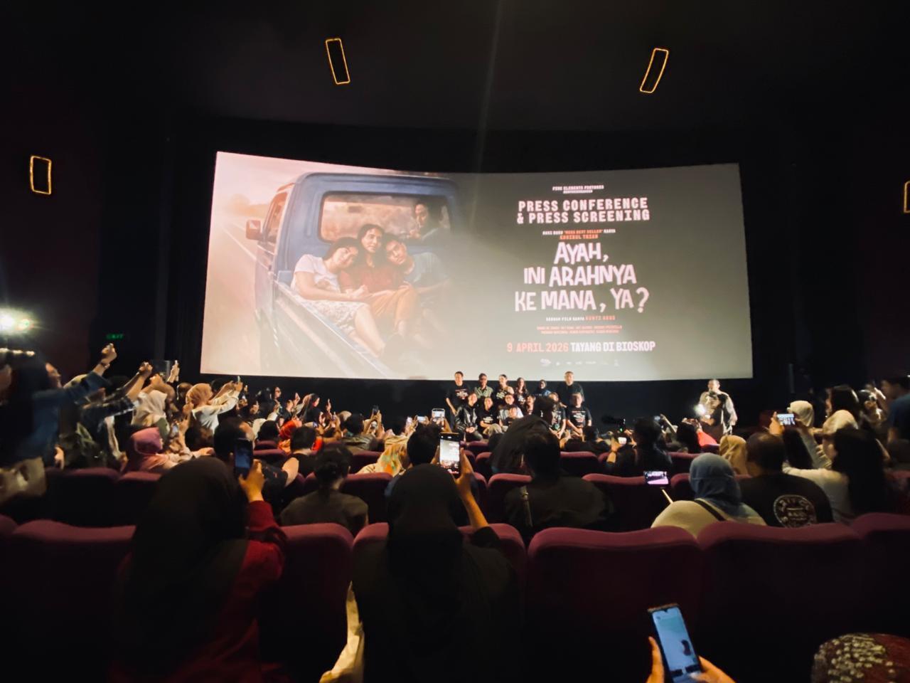 Diadaptasi dari buku mega best-seller:Ayah,Ini Arahnya Ke Mana, Ya?Di Film-kan