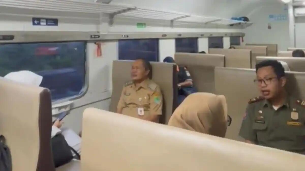 Mobil Dinas Dikandangkan, Wabup Karawang ke Kantor Naik Kereta Lokal