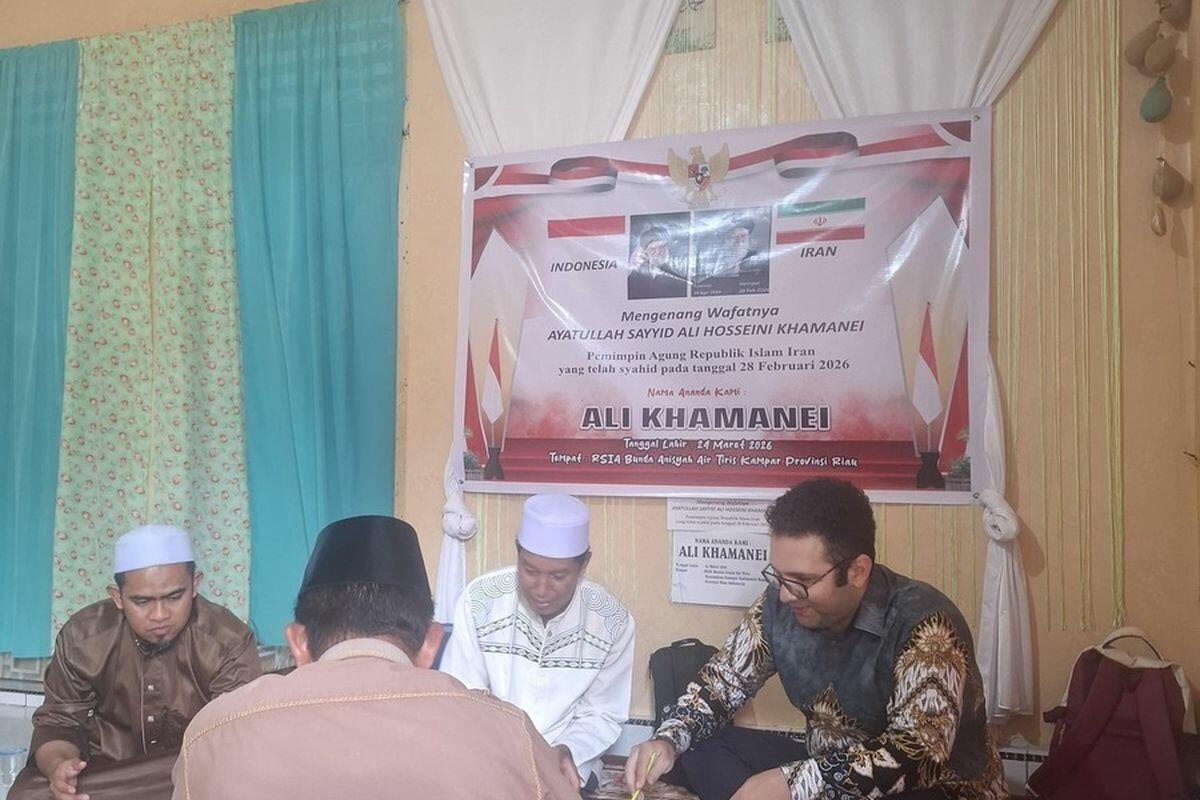 Bayi di Kampar Diberi Nama Ali Khamenei, Kedubes Iran Datangi Keluarga
