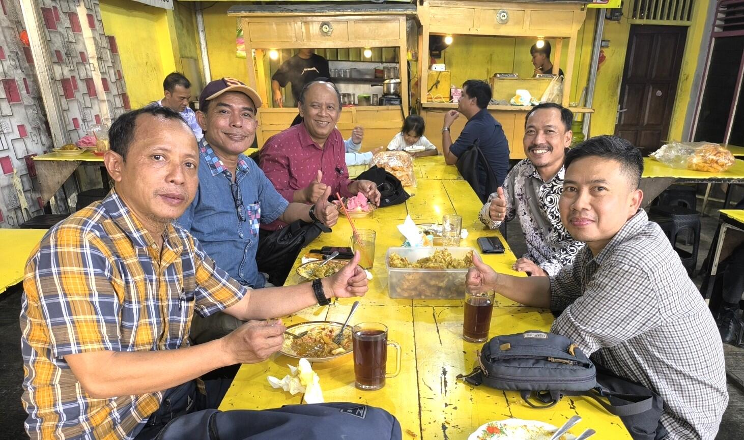 Sidang Para Doktor di Warung Pinggir Jalan