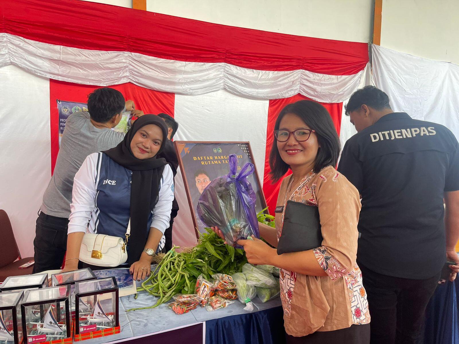 Ramaikan HBP Ke-62, Produk Warga Binaan Rutan Mamuju Habis Terjual Di Bazar UMKM