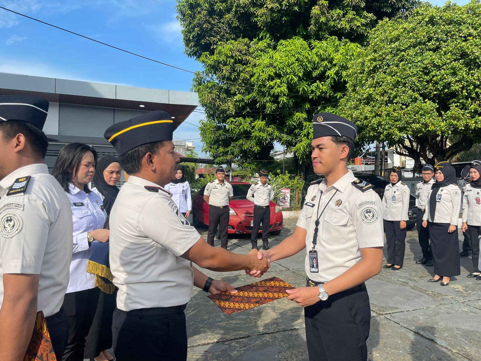 Karutan Mamuju Pimpin Upacara Kenaikan Upacara Kenaikan Pangkat 16 Pegawai