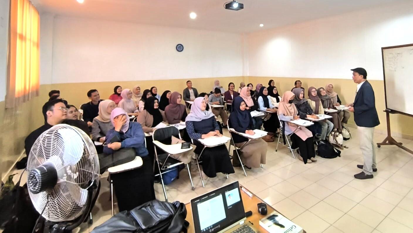 Sesi Menulis Kreatif: Selalu Ada Pertentangan dari Sesuatu yang Beda