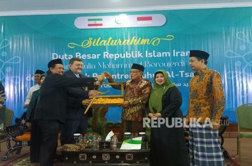Kiai Said Serahkan Keris ke Dubes Iran, Solidaritas 14 Ormas Islam Lawan Zionisme