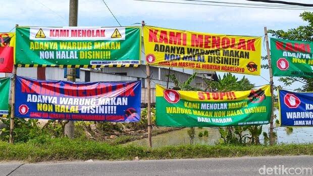 Puluhan Spanduk Tolak Kuliner Nonhalal Berjejer Dekat Warung Mi Babi Sukoharjo