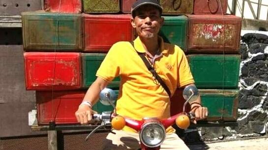 Setelah Pensiun Tabungannya Habis, Pak Darto Keliling Jual Kaleng Kosong