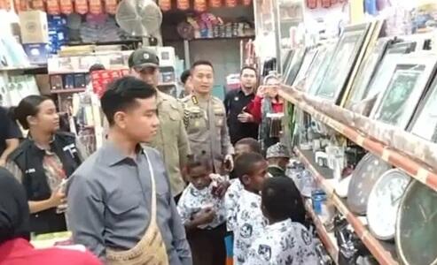 Belanja ATK di Timika, Wapres Gibran Disambut Ribuan Warga