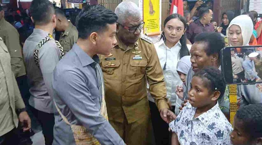 Belanja ATK di Timika, Wapres Gibran Disambut Ribuan Warga