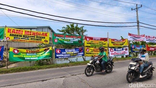 Puluhan Spanduk Tolak Kuliner Nonhalal Berjejer Dekat Warung Mi Babi Sukoharjo