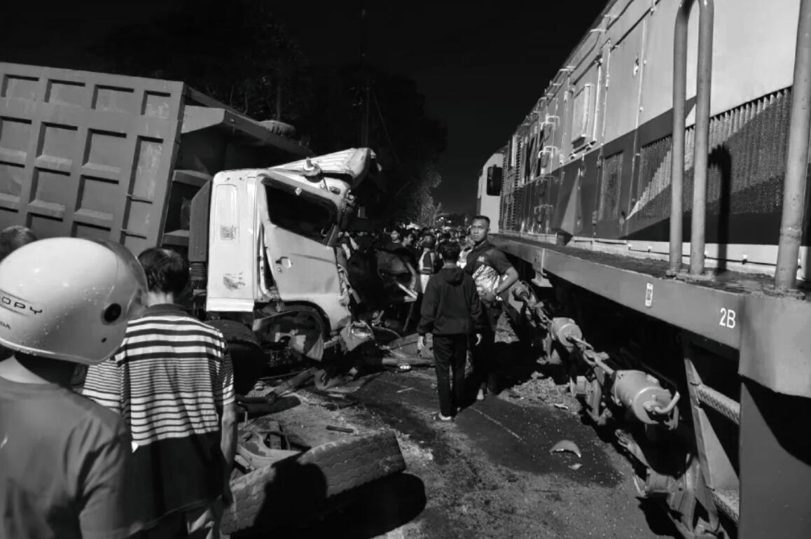 KA 408 Dhoho Tabrak Truk Mogok di Perlintasan Kediri