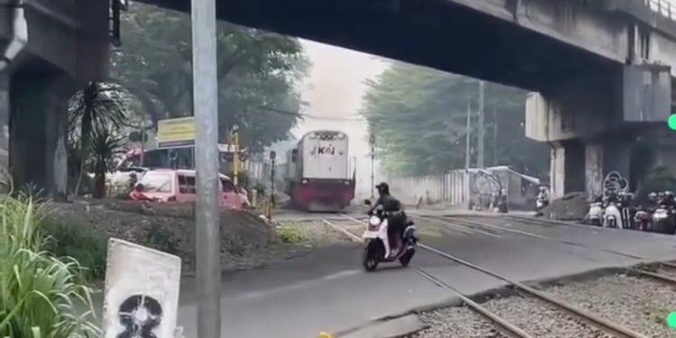 Terobos Perlintasan, Wanita Selamat dari Tabrakan Kereta di Cimindi