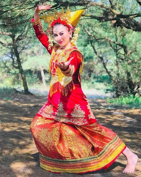 Asal Usul "Elang Menyembah" Tari Piring Klasik Sebagai Tarian Sumatra Barat.