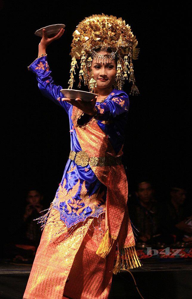 Asal Usul "Elang Menyembah" Tari Piring Klasik Sebagai Tarian Sumatra Barat.