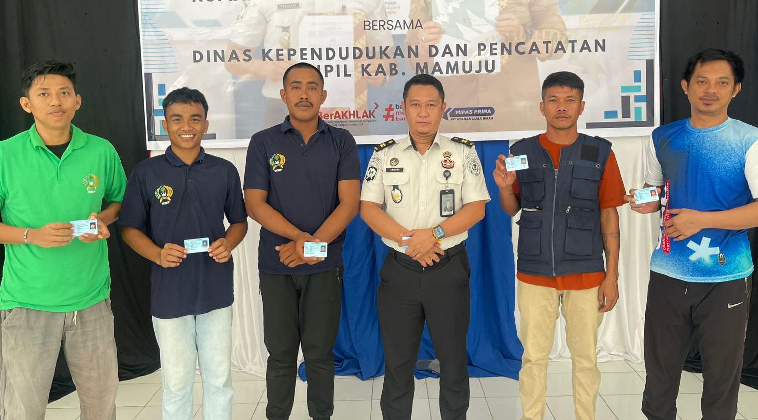 Warga Binaan Rutan Mamuju Terima KTP Hasil Pemadanan Oleh Disdukcapil Kab. Mamuju