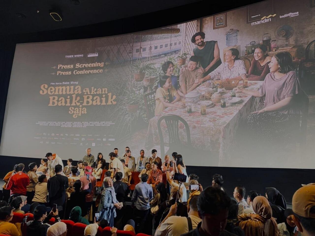 Film Semua Akan Baik-Baik Saja Sajikan Drama Hangat Tentang Keluarga 