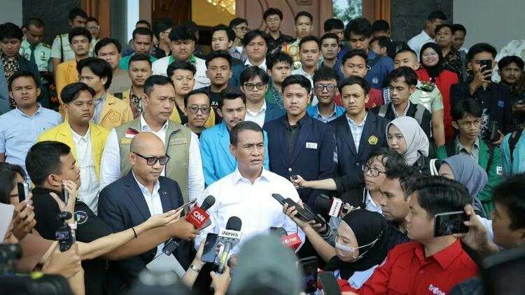 Amran Audiensi dengan BEM SI, Buktikan Surplus Beras di Gudang Bulog Bukan dari Impor