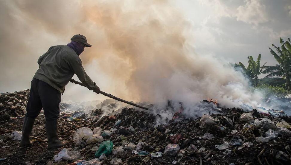 Ngapain Bakar Sampah? Itu Mah Bukan Solusi, Tapi Nyiksa Bumi &amp; Diri Sendiri