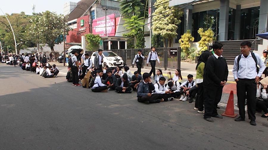 Ribuan Harapan dari Antrean Pemburu Kerja Family Mart Bulungan