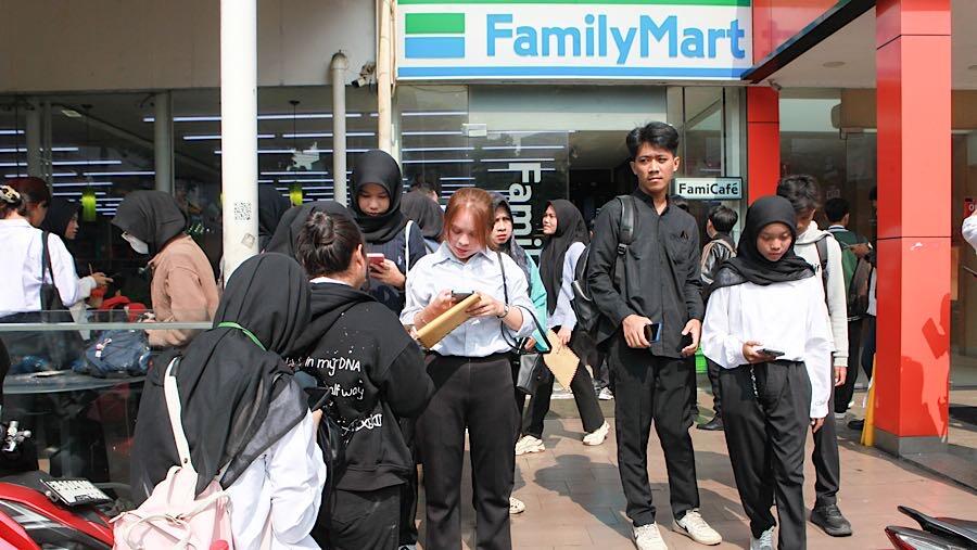 Ribuan Harapan dari Antrean Pemburu Kerja Family Mart Bulungan