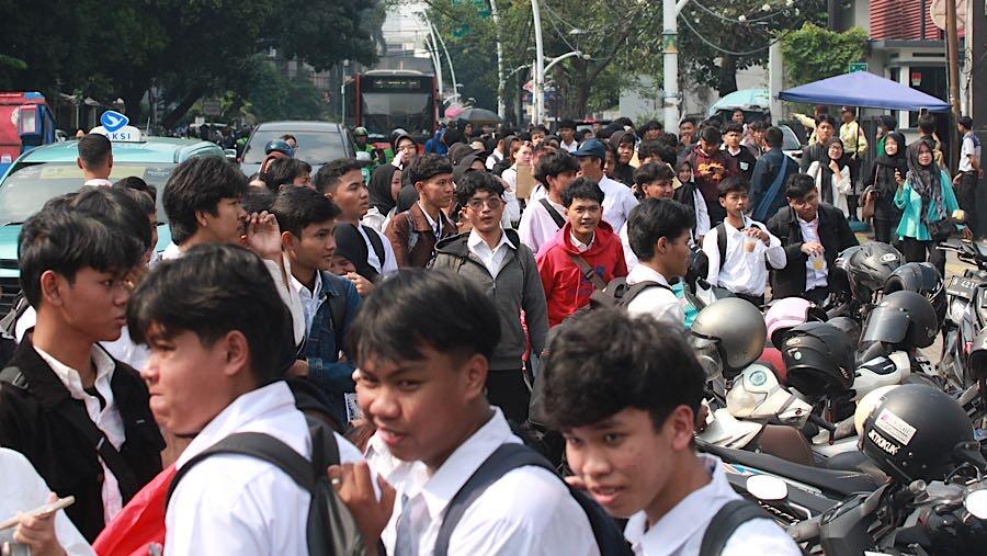 Ribuan Harapan dari Antrean Pemburu Kerja Family Mart Bulungan