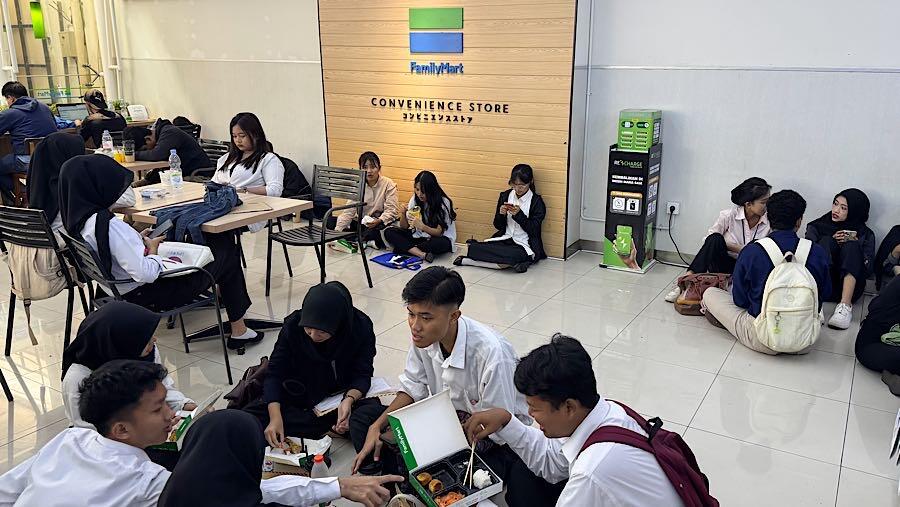 Ribuan Harapan dari Antrean Pemburu Kerja Family Mart Bulungan