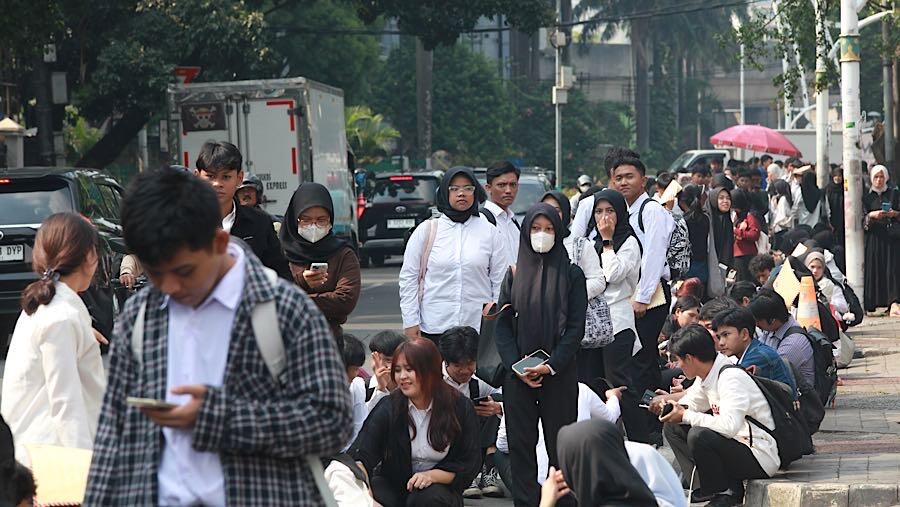 Ribuan Harapan dari Antrean Pemburu Kerja Family Mart Bulungan